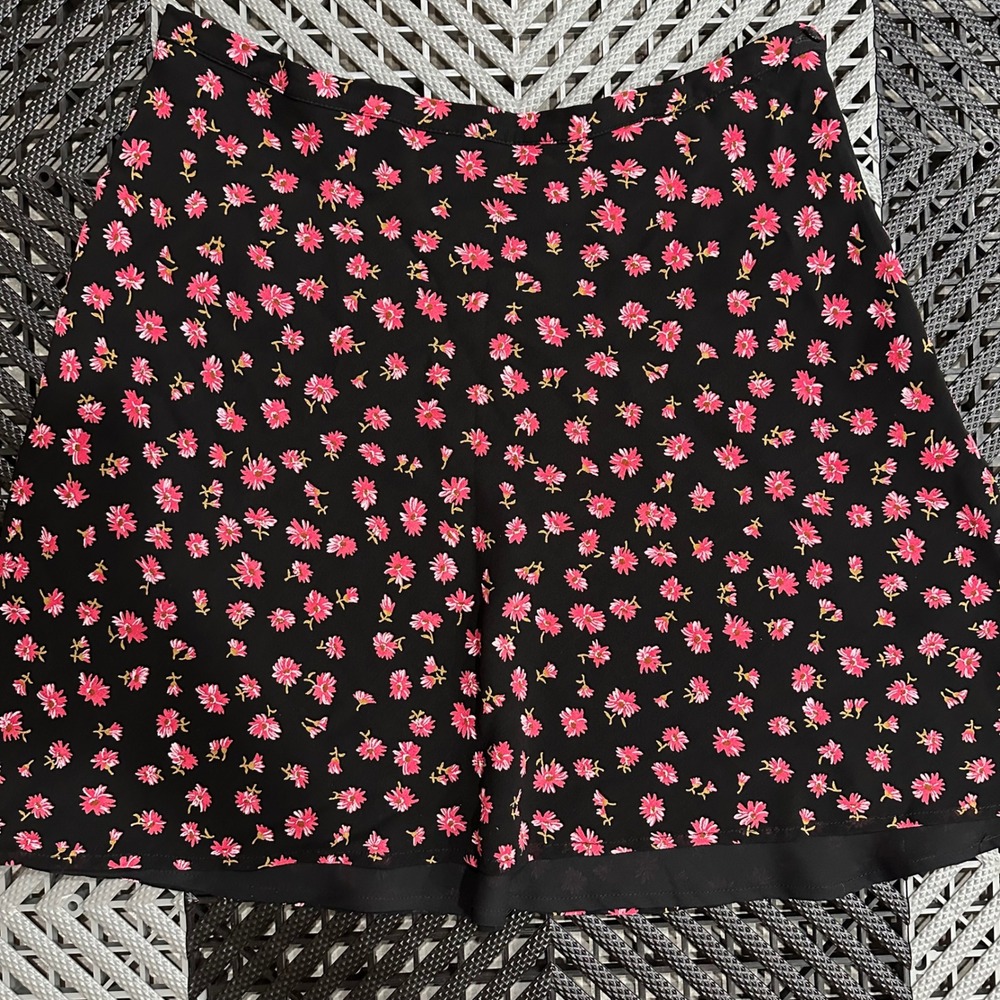 Bebe San Francisco Black Pink Floral Mini Skirt A-Line Side Button Size 12 - Picture 2 of 5